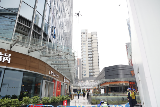 低空经济新热点：无人机与机器人携手高空炫技 革新玻璃幕墙清洗行业(图2)